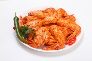 Çiğ tavuk Marine bulunan.