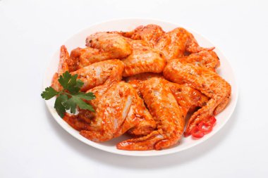 Çiğ tavuk Marine bulunan.