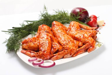 Çiğ tavuk Marine bulunan.