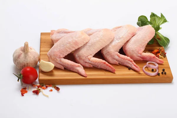 Pollo Crudo Piccoli Pezzi Con Foglie Verdi — Foto Stock