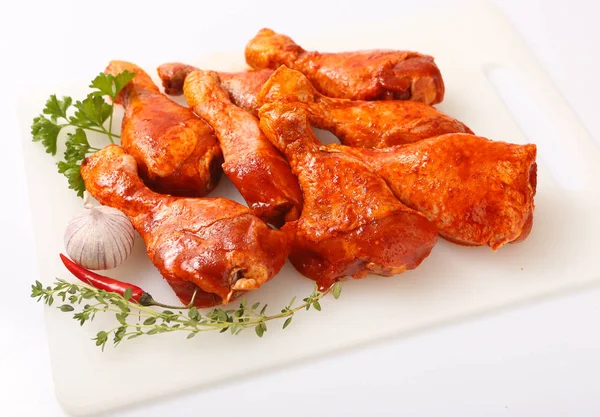 Çiğ tavuk Marine bulunan.