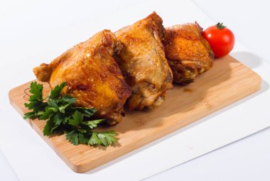 Kızarmış tavuk küçük parçalar halinde ızgara.