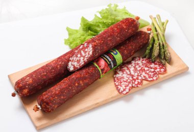 Sebze ile bir gemide sosis füme.