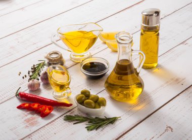 Zeytin yağı zeytin ahşap oyun tahtası.