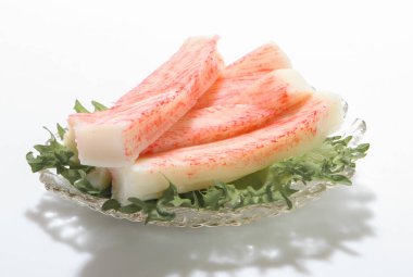 Yengeç eti beyaz arka plan üzerinde.