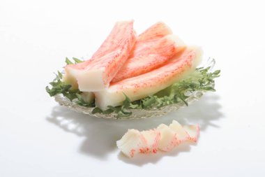 Yengeç eti beyaz arka plan üzerinde.