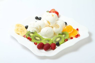 Çeşitli meyveler ve meyve ile dondurma.