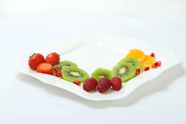 Baies Fruits Sur Une Assiette Blanche — Photo