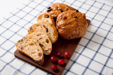 Çörekler için çay tereyağı ile Kuru üzüm.