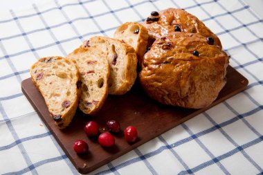 Çörekler için çay tereyağı ile Kuru üzüm.