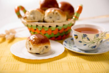 Çörekler için çay tereyağı ile Kuru üzüm.