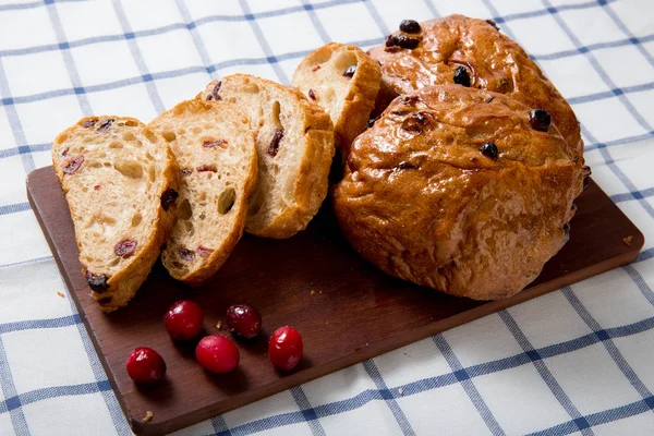 Çörekler için çay tereyağı ile Kuru üzüm.