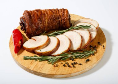 Bir ahşap tahta üzerine dilimlenmiş et füme.