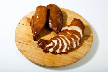 Bir ahşap tahta üzerine dilimlenmiş et füme.