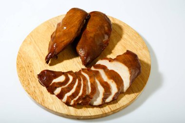 Bir ahşap tahta üzerine dilimlenmiş et füme.