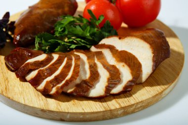 Bir ahşap tahta üzerine dilimlenmiş et füme.