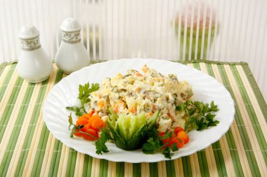 Mayonez, sosis ve marul ile taze sebze salatası.