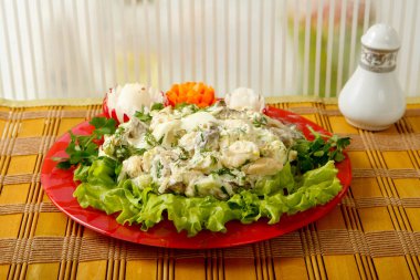 Mayonez, sosis ve marul ile taze sebze salatası.