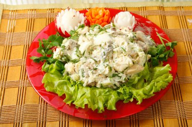 Mayonez, sosis ve marul ile taze sebze salatası.