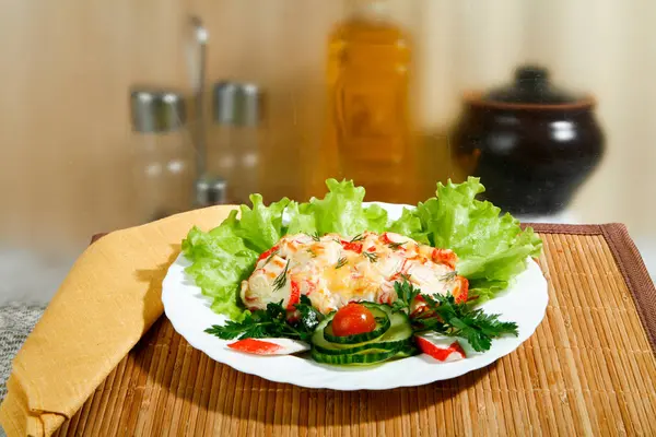 Fleischsalat Aus Frischem Gemüse Mit Mayonnaise Und Salat — Stockfoto