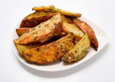 Tabakta kızarmış patates dilimleri.