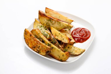 Tabakta kızarmış patates dilimleri.