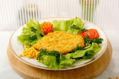 Kavrulmuş et pane: marul yaprakları.