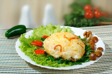 Peynir ve Sebze Doğrama Kurulu ile pişmiş et.