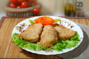 Kızarmış balık filetosu ve patates kuşkonmaz ve dilimlenmiş limon ile Ahşap Doğrama tahtası üzerinde planlanan.