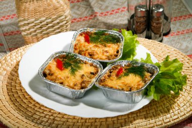 Fırında mantar ile krem, peynir, Fransız yemek julienne .