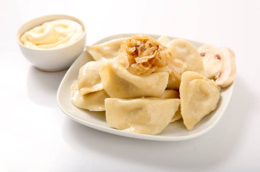 Tabakta süzme peynirli hamur tatlısı..