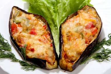 Et, peynir ve domates yaprakları ile fırında patlıcan .