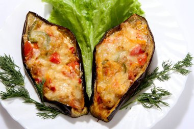 Et, peynir ve domates yaprakları ile fırında patlıcan .