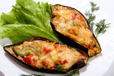 Et, peynir ve domates yaprakları ile fırında patlıcan .