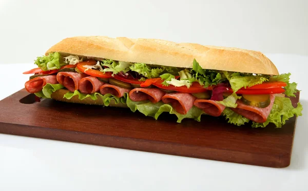 Langes Baguette Sandwich Mit Salat — Stockfoto