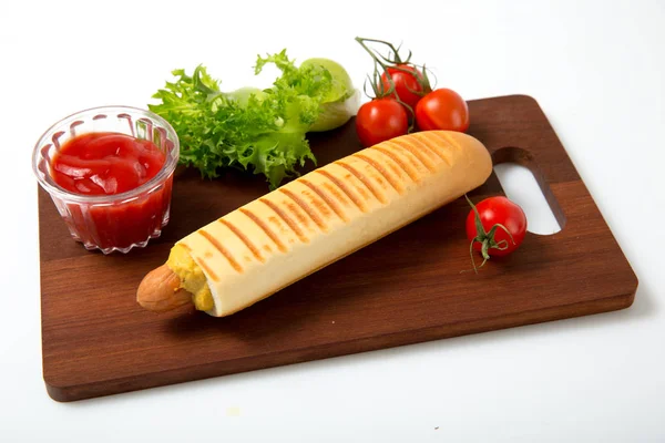 Hot Dog Omáčkou Zeleninou Dřevěném Prkénku — Stock fotografie