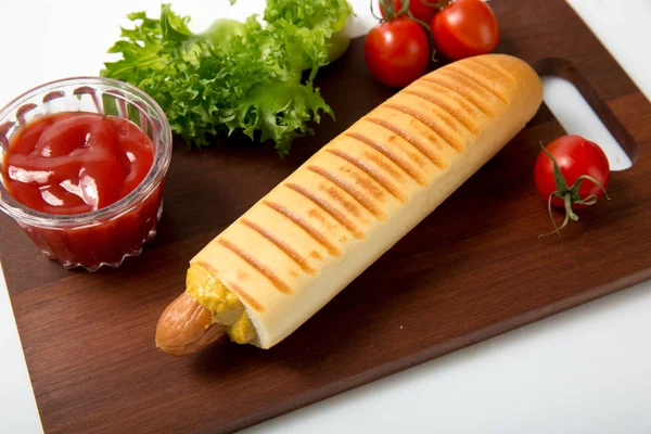 Hot Dog Omáčkou Zeleninou Dřevěném Prkénku — Stock fotografie