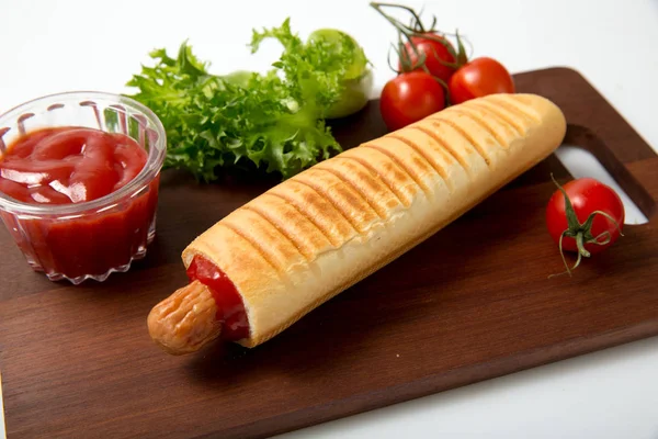 Hot Dog Omáčkou Zeleninou Dřevěném Prkénku — Stock fotografie