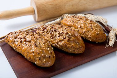 Ekmek buğday ve çavdar taze hamur işleri.