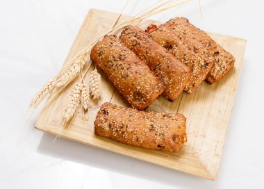 Ekmek buğday ve çavdar taze hamur işleri.