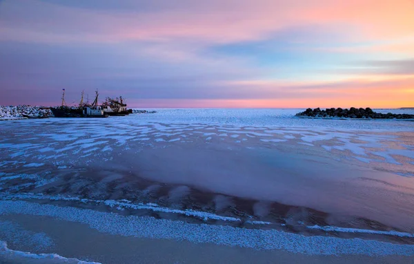 Wintersonnenuntergang Auf Ladoga Mit Eis Bedeckt Mit Fischerbooten — Stockfoto
