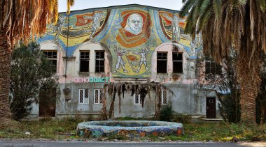 Mozaik Lenin görüntü bir terk edilmiş balık fabrikası Abhazya'da Duvar ile. 2017 02 12.
