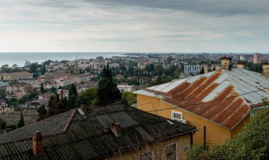 Abhazya'da füniküler üzerinden Suhum şehir görünümünü.