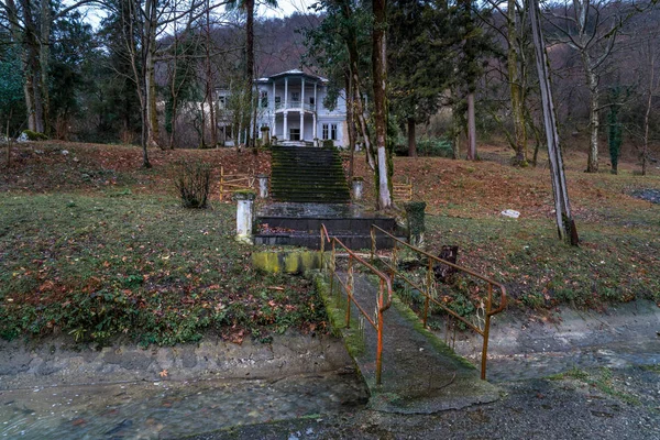 Edifício Administração Abandonada Abcásia Distrito Gudauta Fazenda Trutas 2019 — Fotografia de Stock