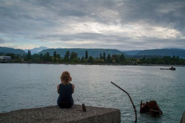 Karadeniz Abhazya'da üzerinde deniz manzarası.