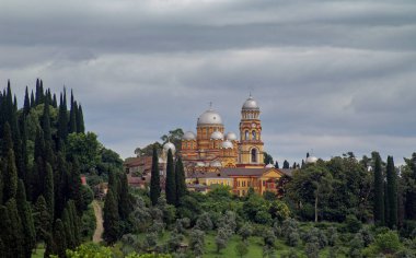 Görünüm Simon Manastırı Abhazya'da fanatik İber dağlarından.