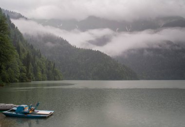 Abhazya 'daki Ritsa Gölü.
