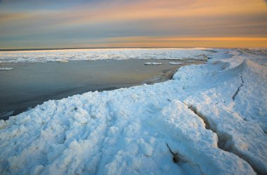 Kış manzarası güzel bir sahil şeridi ile Gölü.