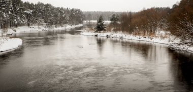 Kış manzara Vileika Nehri üzerinde. Belarus.
