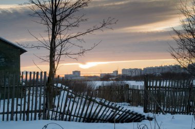 Akşam güneş kışın köy evleri.